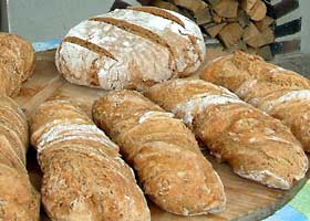 Brot aus dem Steinbackofen